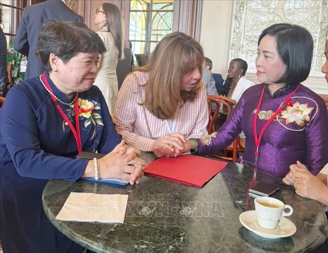 Đoàn Việt Nam trao đổi với đại diện các nước tham dự Đại hội đồng Liên minh Nghị viện Pháp ngữ lần thứ 50. Ảnh: TTXVN phát