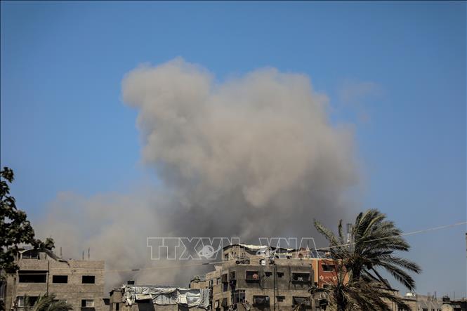 Khói bốc lên sau cuộc không kích của Israel xuống Dải Gaza. Ảnh: THX/TTXVN