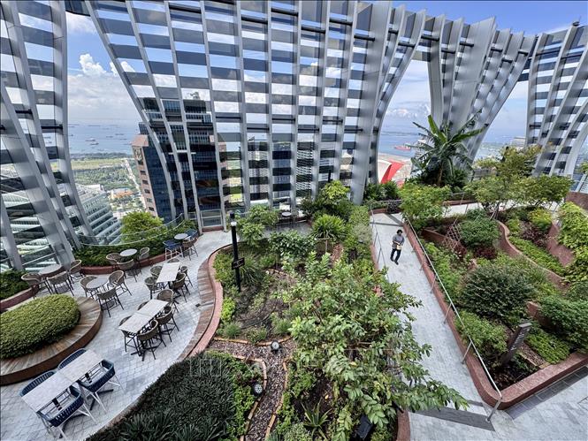 Xanh hóa thương mại tầng thượng của một tòa nhà tại Singapore. Ảnh: Đỗ Vân - PV TTXVN tại Singapore