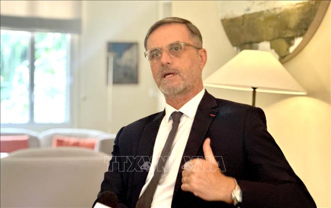 Đại sứ Cộng hòa Pháp tại Việt Nam Olivier Brochet trả lời phỏng vấn báo chí. Ảnh: Việt Đức - TTXVN 