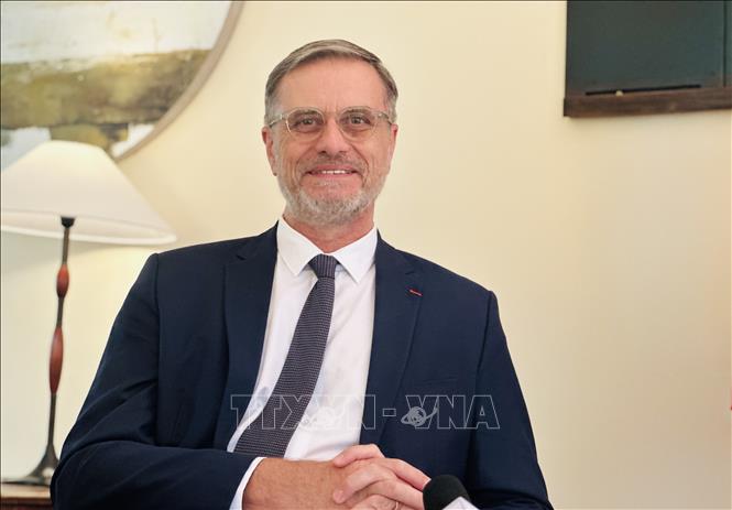 Đại sứ Cộng hòa Pháp tại Việt Nam Olivier Brochet trả lời phỏng vấn báo chí. Ảnh: Việt Đức - TTXVN 