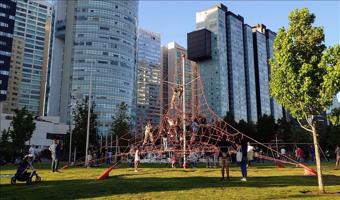 Các em nhỏ đang vui chơi trong khuôn viên khu giải trí Mexicana tại thành phố vệ tinh Santa Fe, ngoại ô thủ đô Mexico City, Mexico. Ảnh: Phi Hùng - PV TTXVN tại Mexico