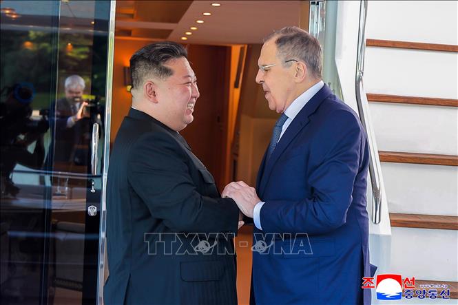 Nhà lãnh đạo Triều Tiên Kim Jong Un (trái) và Ngoại trưởng Nga Sergei Lavrov tại cuộc gặp ở Bình Nhưỡng ngày 12/7/2025. Ảnh: Yonhap/TTXVN