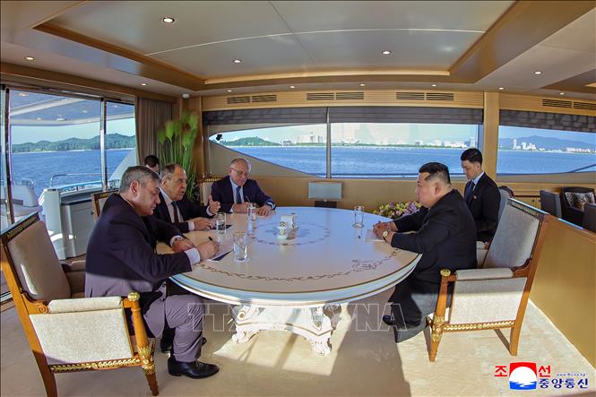 Nhà lãnh đạo Triều Tiên Kim Jong Un (phải) và Ngoại trưởng Nga Sergei Lavrov (thứ 2, trái) tại cuộc hội đàm ở Bình Nhưỡng ngày 12/7/2025. Ảnh: Yonhap/TTXVN