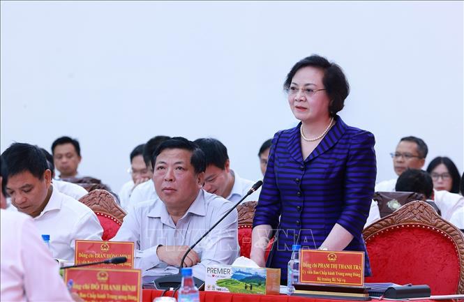 Bộ trưởng Bộ Nội vụ Phạm Thị Thanh Trà báo cáo về tình hình thực hiện mô hình chính quyền địa phương hai cấp. Ảnh: Dương Giang-TTXVN 
