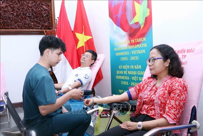 Bà Soneta Asmara (phải), Quyền Tổng lãnh sự Cộng hòa Indonesia tại Thành phố Hồ Chí Minh là một trong những người tham gia hiến máu đầu tiên của chương trình. Ảnh: Xuân Khu-TTXVN