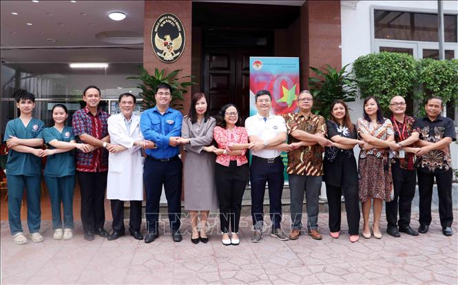 Ban tổ chức chương trình và các tình nguyện viên thể hiện tình đoàn kết. Ảnh: Xuân Khu-TTXVN