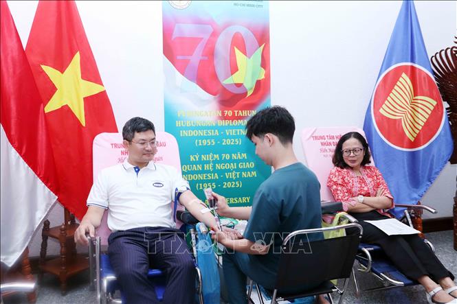 Ông Trần Xuân Thủy, Phó Giám đốc Sở Ngoại vụ Thành phố Hồ Chí Minh tham gia hiến máu nhân đạo tại chương trình. Ảnh: Xuân Khu-TTXVN