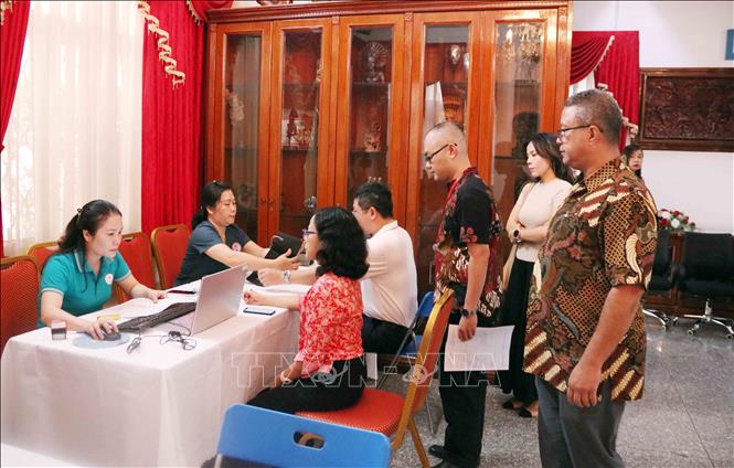 Chương trình hiến máu nhân đạo do Tổng lãnh sự quán Indonesia tại Thành phố Hồ Chí Minh tổ chức nhận được sự tham gia của cộng đồng người Indonesia đang sinh sống tại Thành phố Hồ Chí Minh, các cán bộ Sở ngoại vụ Thành phố và đông đảo sinh viên, thanh niên Thành phố. Ảnh: Xuân Khu-TTXVN