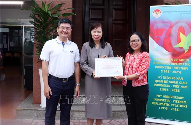 Bà Trần Thị Thắm (giữa), Giám đốc Trung tâm hiến máu nhân đạo Thành phố Hồ Chí Minh trao thư cảm ơn cho bà Soneta Asmara (phải), Quyền Tổng lãnh sự Cộng hòa Indonesia tại Thành phố Hồ Chí Minh. Ảnh: Xuân Khu-TTXVN