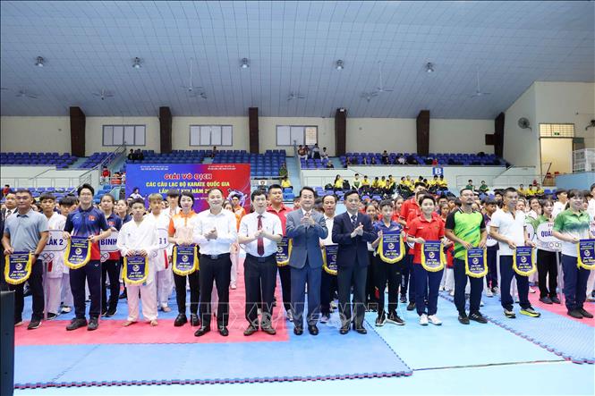 Trao cờ lưu niệm cho các đoàn tham gia giải. Ảnh: Hoài Thu – TTXVN