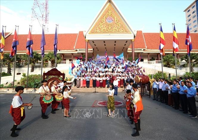 Hoạt động chào mừng tại trụ sở Bộ Thông tin Campuchia ở thủ đô Phnom Penh. Ảnh: AKP/TTXVN phát