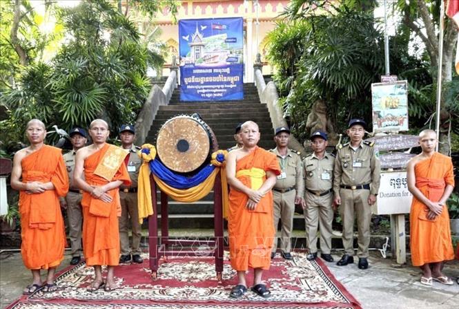 Hoạt động đánh trống, gõ chuông chào mừng tại các ngôi chùa, điểm trường, cơ sở thờ tự trên khắp đất nước Campuchia. Ảnh: AKP/TTXVN phát 