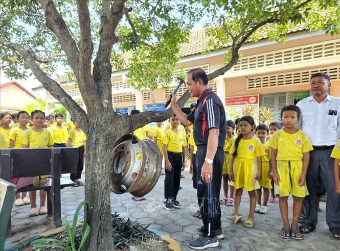 Hoạt động đánh trống, gõ chuông chào mừng tại các ngôi chùa, điểm trường, cơ sở thờ tự trên khắp đất nước Campuchia. Ảnh: AKP/TTXVN phát 