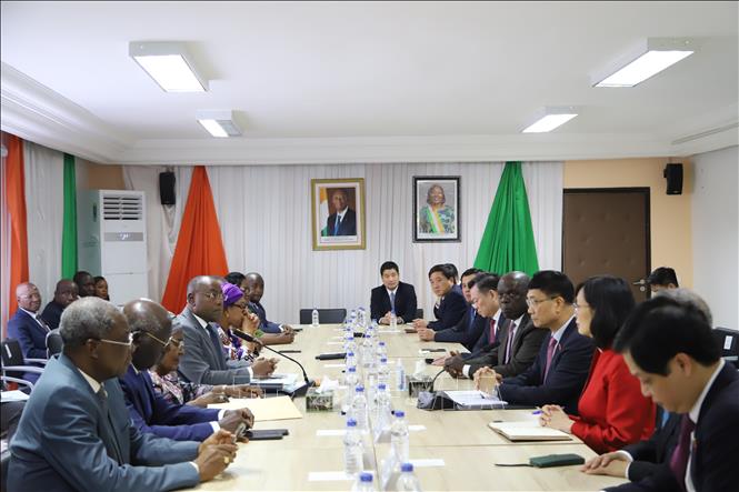 Phó Chủ tịch Quốc hội Vũ Hồng Thanh hội kiến Phó Chủ tịch Thượng viện Côte d'Ivoire Sarra Fadika Sako. Ảnh: Hồng Minh - PV TTXVN tại châu Phi