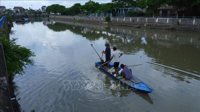 Rạch Tây Ninh bị ô nhiễm nặng, nước chuyển thành màu đục, kèm theo lớp màng màu trắng, bốc mùi hôi thối. Ảnh: Minh Phú – TTXVN