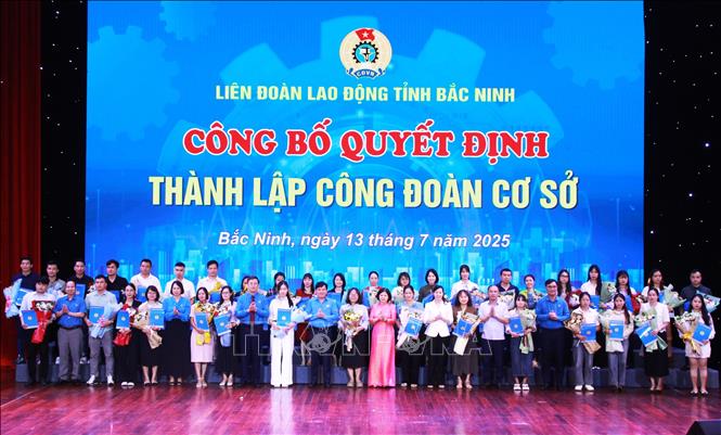 Trao quyết định thành lập 36 công đoàn cơ sở. Ảnh: Thái Hùng- TTXVN