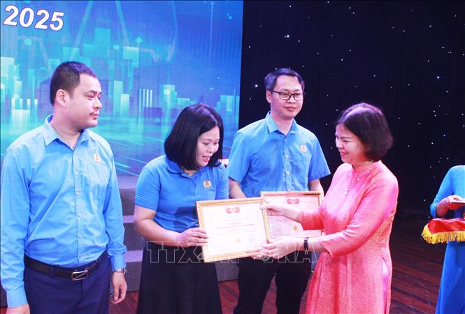 Phó Bí thư Tỉnh ủy Bắc Ninh Nguyễn Hương Giang trao Kỷ niệm chương “Vì sự nghiệp xây dựng tổ chức công đoàn” cho các cán bộ công đoàn cơ sở tiêu biểu. Ảnh: Thái Hùng - TTXVN