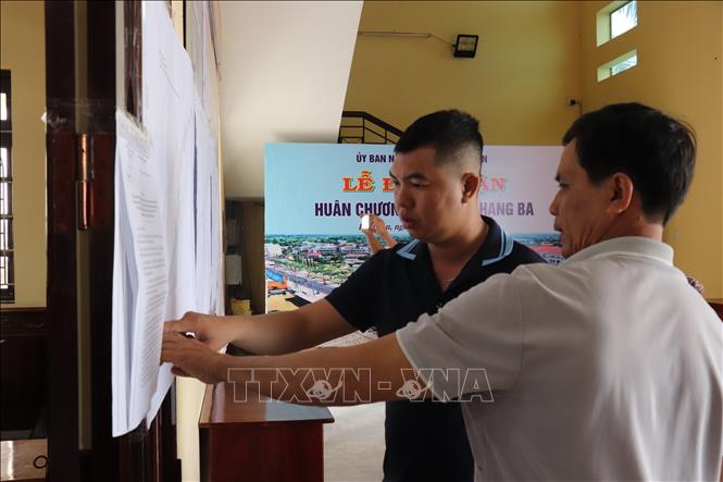 Người dân xã Tân Trụ, tỉnh Tây Ninh tìm hiểu Quy hoạch tỉnh lộ 827E. Ảnh: Thanh Bình - TTXVN