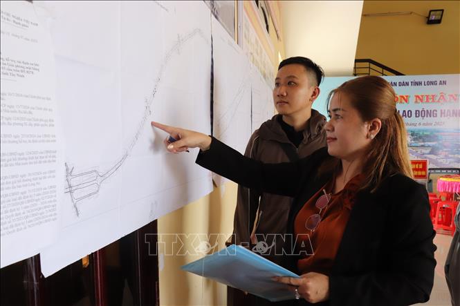 Người dân xã Tân Trụ, tỉnh Tây Ninh tìm hiểu Quy hoạch tỉnh lộ 827E. Ảnh: Thanh Bình - TTXVN