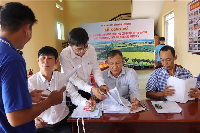 Cán bộ xã Tân Trụ, tỉnh Tây Ninh giải thích cho người dân thông tin về giải phóng mặt bằng tỉnh lộ 827E. Ảnh: Thanh Bình - TTXVN