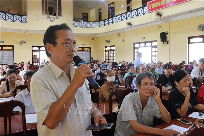 Người dân xã Tân Trụ, tỉnh Tây Ninh tham gia phát biểu ý kiến tại buổi họp. Ảnh: Thanh Bình - TTXVN