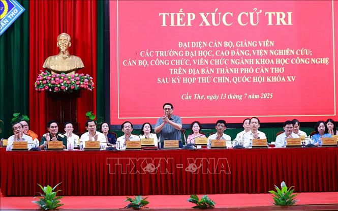 Thủ tướng Phạm Minh Chính và Đoàn đại biểu Quốc hội thành phố Cần Thơ tiếp xúc cử tri sau Kỳ họp thứ 9, Quốc hội khoá XV. Ảnh: Dương Giang-TTXVN
