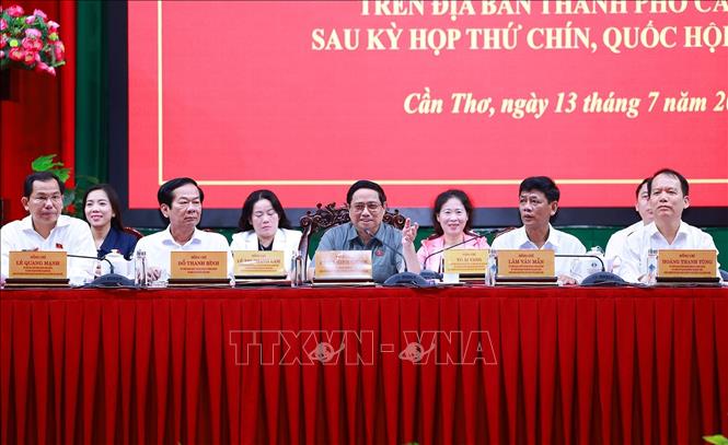 Thủ tướng Phạm Minh Chính và Đoàn đại biểu Quốc hội thành phố Cần Thơ tiếp xúc cử tri sau Kỳ họp thứ 9, Quốc hội khoá XV. Ảnh: Dương Giang-TTXVN
