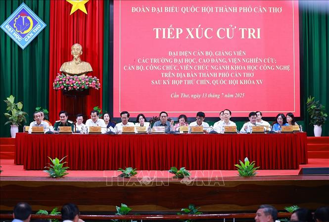 Thủ tướng Phạm Minh Chính và Đoàn đại biểu Quốc hội thành phố Cần Thơ tiếp xúc cử tri sau Kỳ họp thứ 9, Quốc hội khoá XV. Ảnh: Dương Giang-TTXVN
