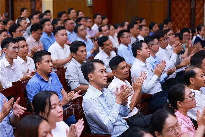Các cử tri thành phố Cần Thơ tham dự hội nghị. Ảnh: Dương Giang-TTXVN