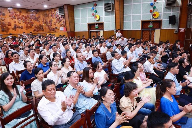 Các cử tri thành phố Cần Thơ tham dự hội nghị. Ảnh: Dương Giang-TTXVN