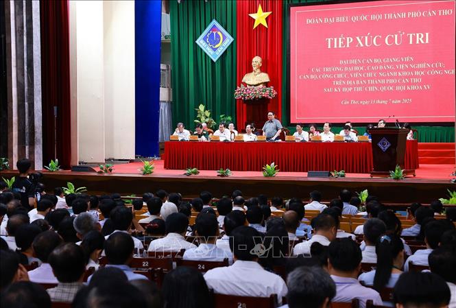 Thủ tướng Phạm Minh Chính và Đoàn đại biểu Quốc hội thành phố Cần Thơ tiếp xúc cử tri sau Kỳ họp thứ 9, Quốc hội khoá XV. Ảnh: Dương Giang-TTXVN
