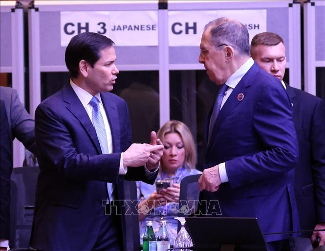 Ngoại trưởng Mỹ Maro Rubio và Ngoại trưởng Nga Sergey Lavrov trao đổi tại Hội nghị Bộ trưởng Ngoại giao Hội nghị cấp cao Đông Á lần thứ 15, ngày 11/7 tại Kuala Lumpur, Malaysia. Ảnh: TTXVN phát
