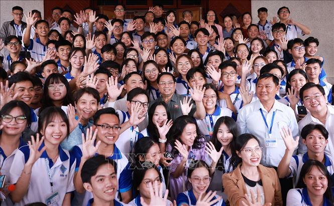 Thủ tướng Phạm Minh Chính và Đoàn đại biểu Quốc hội thành phố Cần Thơ với các cử tri và sinh viên Đại học Cần Thơ. Ảnh: Dương Giang-TTXVN
