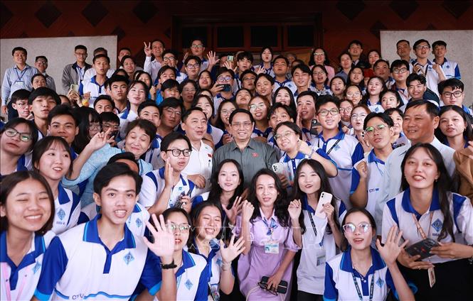 Thủ tướng Phạm Minh Chính và Đoàn đại biểu Quốc hội thành phố Cần Thơ với các cử tri và sinh viên Đại học Cần Thơ. Ảnh: Dương Giang-TTXVN

