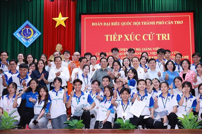 Thủ tướng Phạm Minh Chính và Đoàn đại biểu Quốc hội thành phố Cần Thơ với các cử tri và sinh viên Đại học Cần Thơ. Ảnh: Dương Giang-TTXVN
