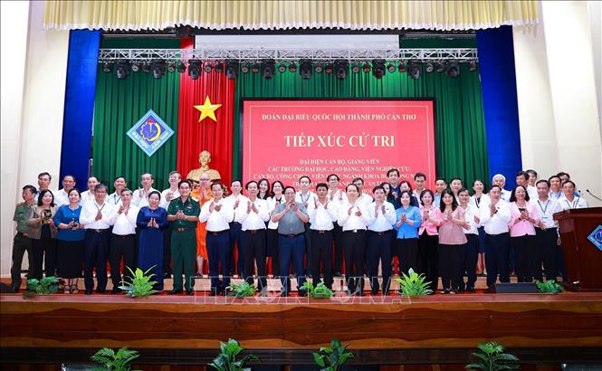 Thủ tướng Phạm Minh Chính và Đoàn đại biểu Quốc hội thành phố Cần Thơ với các cử tri. Ảnh: Dương Giang-TTXVN
