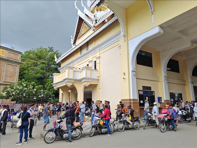 Người dân Campuchia chờ sang Thái Lan qua cửa khẩu quốc tế Poipet ở Banteay Meanchey, Campuchia ngày 8/6/2025. Ảnh: THX/TTXVN