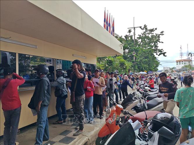 Người dân Campuchia chờ sang Thái Lan qua cửa khẩu quốc tế Poipet ở Banteay Meanchey, Campuchia ngày 8/6/2025. Ảnh: THX/TTXVN