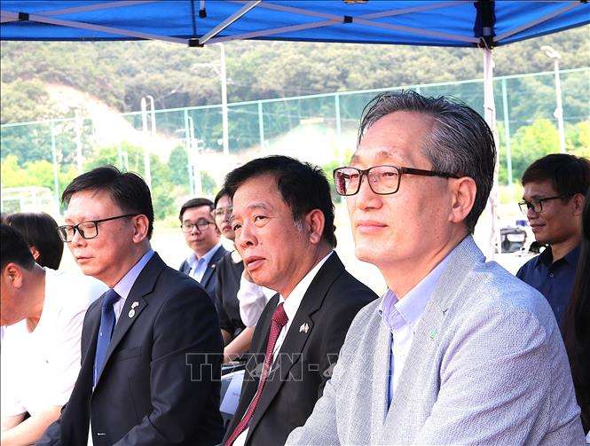 Đại sứ Vũ Hồ (giữa) và Phó Thị trường Daejeon (bên phải) tại lễ khai mạc Hội thao. Ảnh: Khánh Vân - TTXVN tại Hàn Quốc