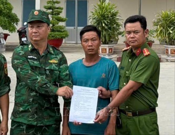 Đối tượng Nguyễn Văn Tài được bàn giao cho Phòng Cảnh sát Hình sự, Công an tỉnh Tây Ninh, chiều 13/7/2025. Ảnh: TTXVN