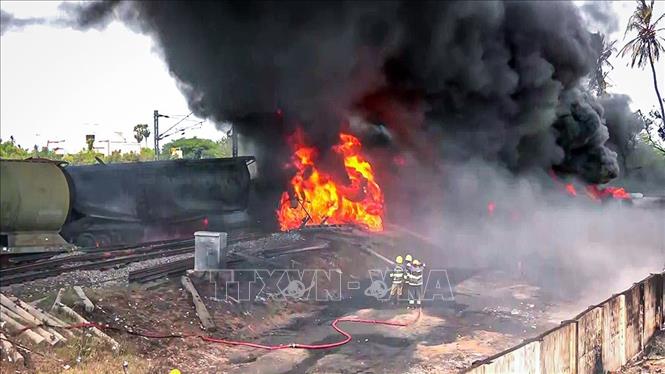 Hiện trường vụ cháy trên đoàn tàu chở dầu thô ở bang Tamil Nadu, miền Nam Ấn Độ ngày 13/7/2025. Ảnh: ANI/TTXVN