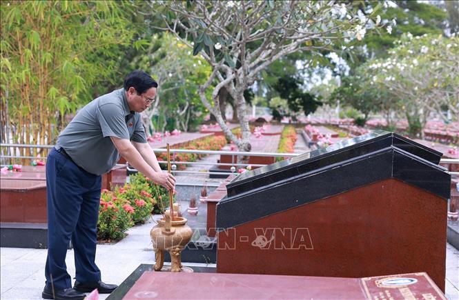 Thủ tướng Phạm Minh Chính dâng hương trên phần mộ liệt sĩ tại Nghĩa trang Liệt sĩ thành phố Cần Thơ. Ảnh: Dương Giang-TTXVN
