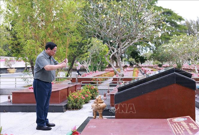 Thủ tướng Phạm Minh Chính dâng hương trên phần mộ liệt sĩ tại Nghĩa trang Liệt sĩ thành phố Cần Thơ. Ảnh: Dương Giang-TTXVN
