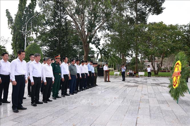 Thủ tướng Phạm Minh Chính dâng hương, dâng hoa tưởng niệm các Anh hùng liệt sĩ tại Nghĩa trang Liệt sĩ thành phố Cần Thơ. Ảnh: Dương Giang-TTXVN
