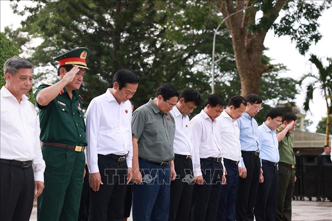 Thủ tướng Phạm Minh Chính tưởng niệm các Anh hùng liệt sĩ tại Nghĩa trang Liệt sĩ thành phố Cần Thơ. Ảnh: Dương Giang-TTXVN
