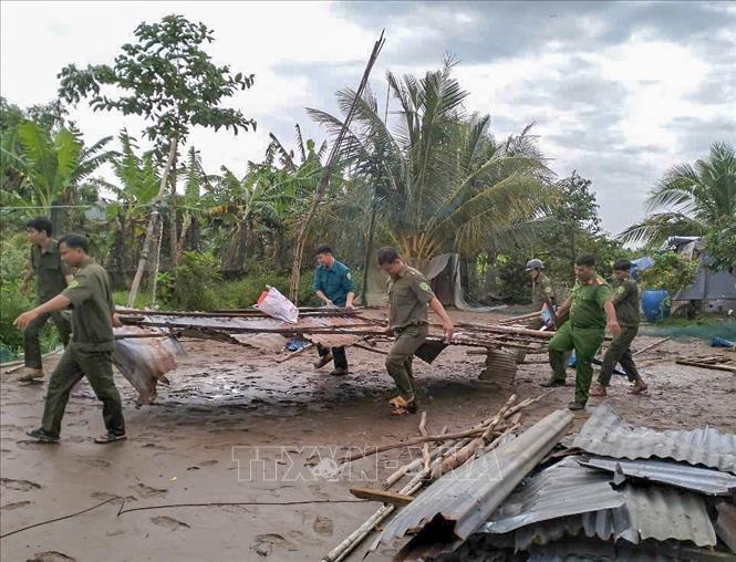 Lực lượng Công an, dân quân tự vệ xã Trường Xuân, thành phố Cần Thơ hỗ trợ người dân khắc phục hậu quả mưa dông. Ảnh: TTXVN phát
