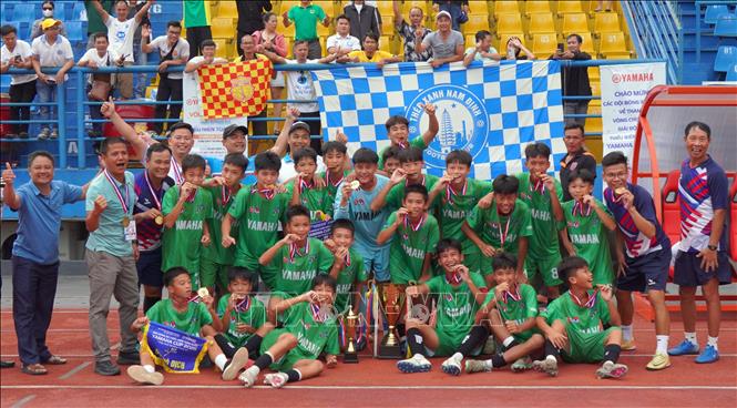 Đội U13 Nam Định với chiếc Cúp vô địch Giải bóng đá Thiếu niên toàn quốc 2025. Ảnh: Trung Tuyến - TTXVN