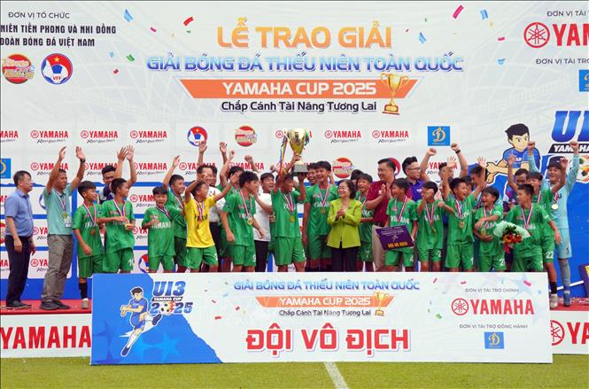 Đội U13 Nam Định với chiếc Cúp vô địch Giải bóng đá Thiếu niên toàn quốc 2025. Ảnh: Trung Tuyến - TTXVN