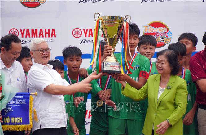 Ban tổ chức trao Cúp vô địch cho đội U13 Nam Định. Ảnh: Trung Tuyến - TTXVN